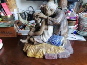 【人物瓷雕】老石湾窑，“恩爱夫妻”，尺寸大！底有名款，老的！
雕刻栩栩如生，细致入微！