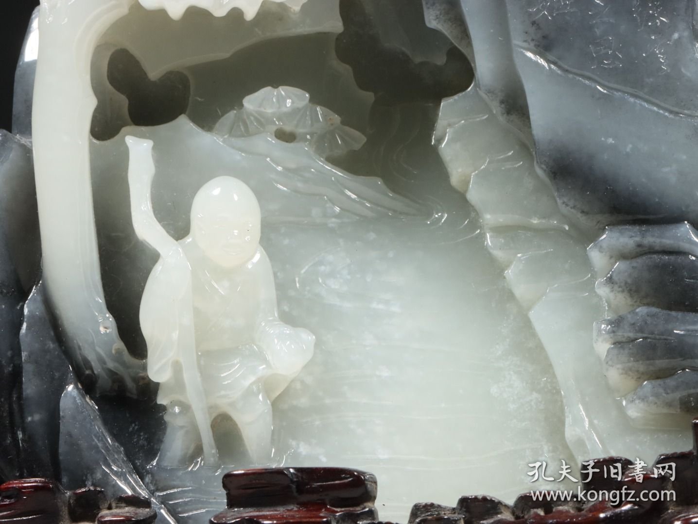 和田玉青花籽料山子摆件 尺寸：长10.1cm，宽5cm，高15.2cm，总高19.5cm，重1030g