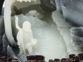 和田玉青花籽料山子摆件 尺寸:长10.1cm,宽5cm,高15.2cm,总高19.5cm,重1030g