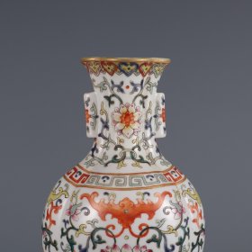 清嘉庆年制粉彩西番莲纹福在眼前贯耳海棠瓶 尺寸:高度23㎝口径5.5㎝