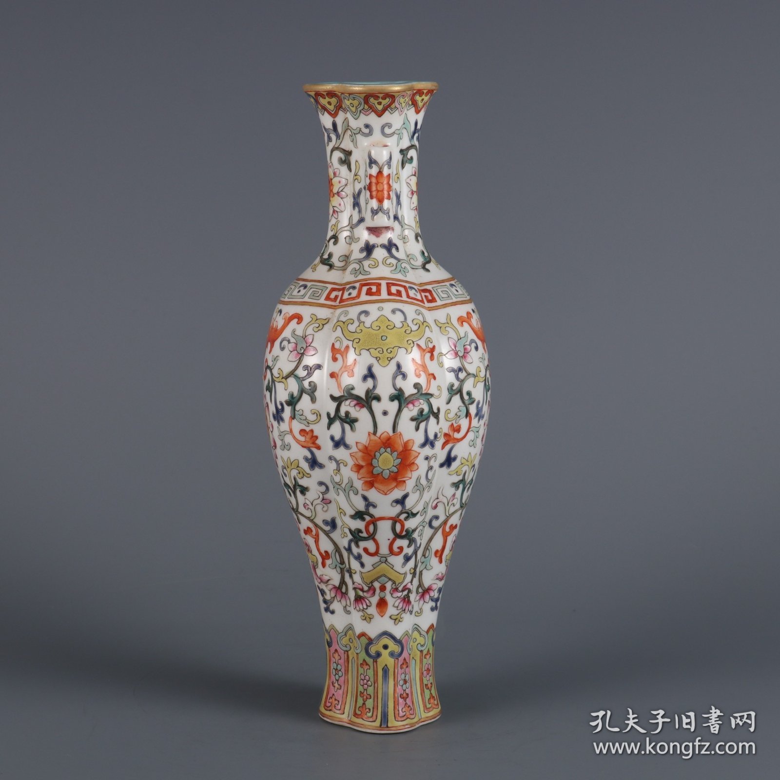 清嘉庆年制粉彩西番莲纹福在眼前贯耳海棠瓶 尺寸:高度23㎝口径5.5㎝