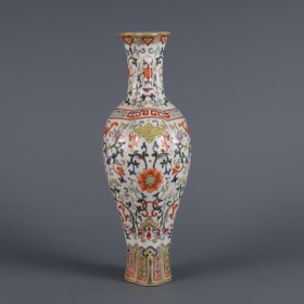 清嘉庆年制粉彩西番莲纹福在眼前贯耳海棠瓶 尺寸:高度23㎝口径5.5㎝