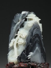 和田玉青花籽料山子摆件 尺寸:长10.1cm,宽5cm,高15.2cm,总高19.5cm,重1030g