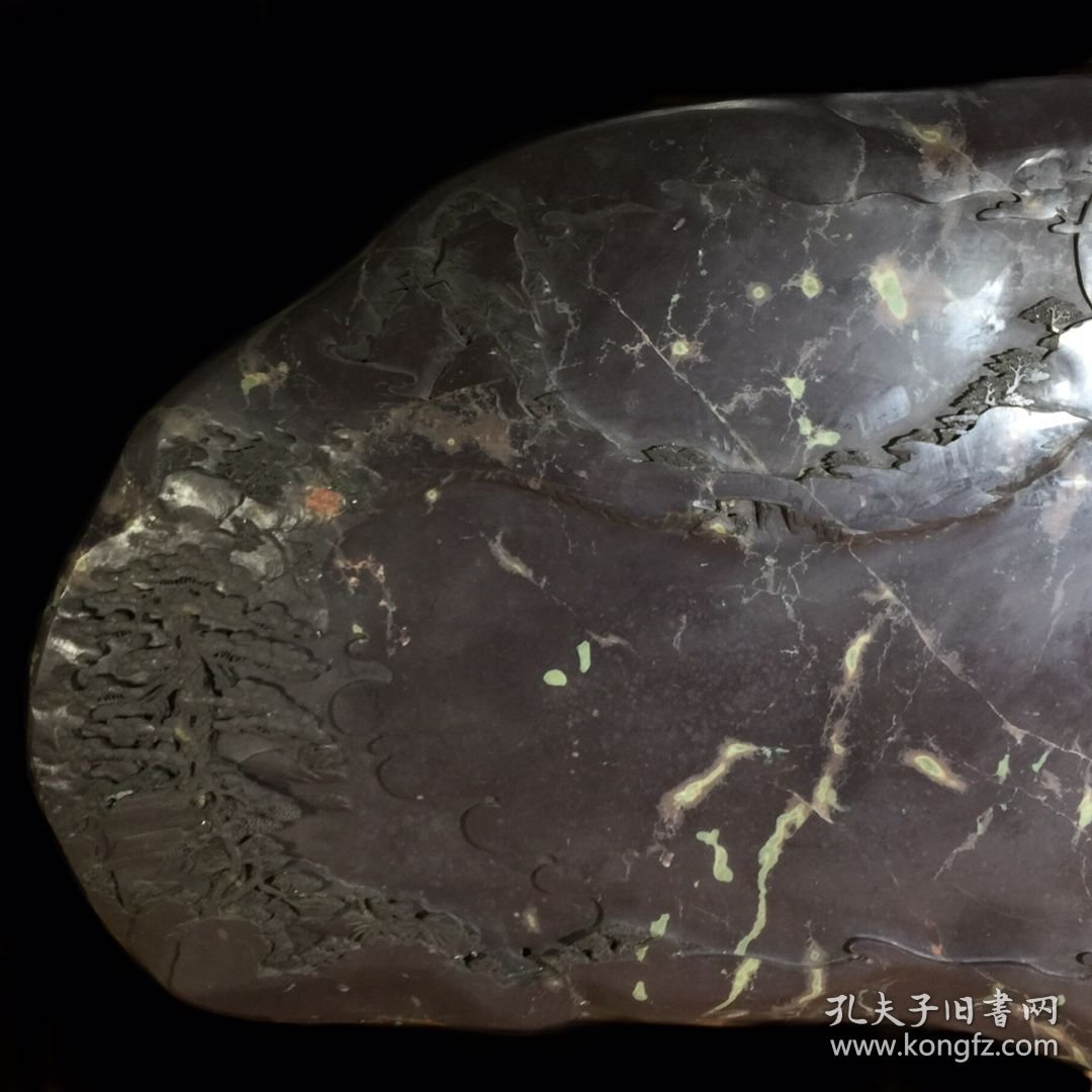 旧藏端石坑仔料 茶盘：苍松拜月 随形而琢，石质温润如玉，手感嫩滑，制作精美，工艺细腻，线条质感优美，底部工整平宽，收藏赏用俱佳！ 尺寸：长128cm宽75cm高5.8cm