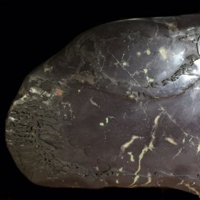 旧藏端石坑仔料 茶盘:苍松拜月 随形而琢,石质温润如玉,手感嫩滑,制作精美,工艺细腻,线条质感优美,底部工整平宽,收藏赏用俱佳! 尺寸:长128cm宽75cm高5.8cm