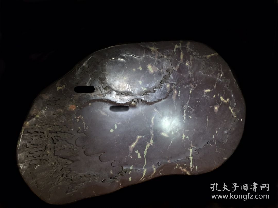 旧藏端石坑仔料 茶盘：苍松拜月 随形而琢，石质温润如玉，手感嫩滑，制作精美，工艺细腻，线条质感优美，底部工整平宽，收藏赏用俱佳！ 尺寸：长128cm宽75cm高5.8cm