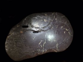 旧藏端石坑仔料 茶盘:苍松拜月 随形而琢,石质温润如玉,手感嫩滑,制作精美,工艺细腻,线条质感优美,底部工整平宽,收藏赏用俱佳! 尺寸:长128cm宽75cm高5.8cm