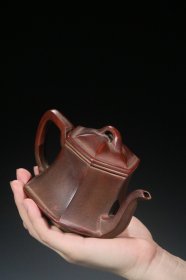 【古珍玩藏】·【歷代壺藝】·【珍藏級別】 【六方壶】 【款识】金士恒 【尺寸】长15cm，宽9.8cm，高10cm 【简述】金士恒，宜兴制壶高手，中国向日本教授宜兴紫砂陶“拍打镶接”技艺的是金士恒，他被日本誉为“陶业祖师”。据著名考古学家、南京博物院原副院长宋伯胤考证，金士恒是“安徽铜山县人”“安徽徐州铜山县人”。