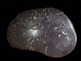 旧藏端石坑仔料 茶盘:苍松拜月 随形而琢,石质温润如玉,手感嫩滑,制作精美,工艺细腻,线条质感优美,底部工整平宽,收藏赏用俱佳! 尺寸:长128cm宽75cm高5.8cm