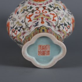 清嘉庆年制粉彩西番莲纹福在眼前贯耳海棠瓶 尺寸:高度23㎝口径5.5㎝