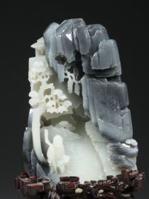 和田玉青花籽料山子摆件 尺寸:长10.1cm,宽5cm,高15.2cm,总高19.5cm,重1030g