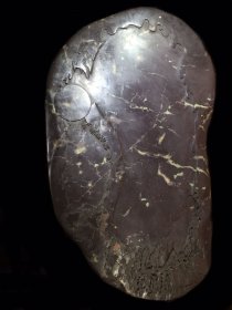 旧藏端石坑仔料 茶盘:苍松拜月 随形而琢,石质温润如玉,手感嫩滑,制作精美,工艺细腻,线条质感优美,底部工整平宽,收藏赏用俱佳! 尺寸:长128cm宽75cm高5.8cm