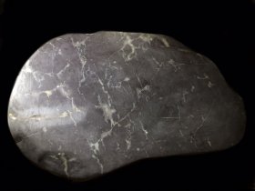 旧藏端石坑仔料 茶盘:苍松拜月 随形而琢,石质温润如玉,手感嫩滑,制作精美,工艺细腻,线条质感优美,底部工整平宽,收藏赏用俱佳! 尺寸:长128cm宽75cm高5.8cm