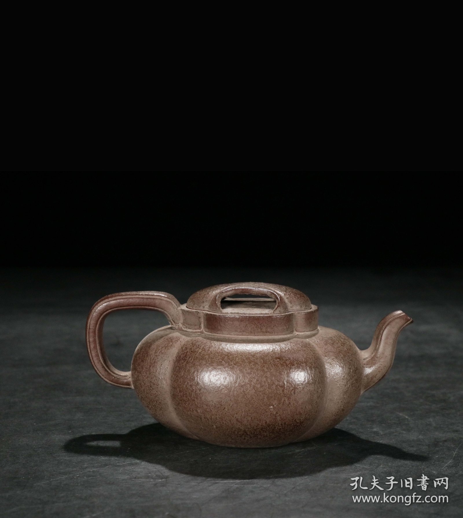 【古珍玩藏】.【歷代壺藝】 【霍应绍】【镂空牛盖壶】 【尺寸】长16.2cm，宽10.5cm，高7.7cm 【简述】瞿子冶，名应绍，初号月壶，后改瞿甫，字子冶，又号老冶、陛春，善鉴别金石文字、收藏古器物，工诗词、尺牍、书画、篆刻、鉴古，善兰竹，有“诗书画三绝”之称。最善画竹。“子冶石瓢”是他的代表作，为曼生之后文人壶代表。