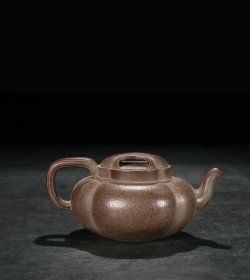 【古珍玩藏】.【歷代壺藝】 【霍应绍】【镂空牛盖壶】 【尺寸】长16.2cm，宽10.5cm，高7.7cm 【简述】瞿子冶，名应绍，初号月壶，后改瞿甫，字子冶，又号老冶、陛春，善鉴别金石文字、收藏古器物，工诗词、尺牍、书画、篆刻、鉴古，善兰竹，有“诗书画三绝”之称。最善画竹。“子冶石瓢”是他的代表作，为曼生之后文人壶代表。