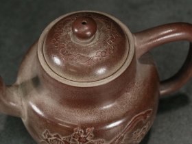 【古珍玩藏】.【歷代壺藝】 【泥绘文宫灯壶】【华香国宝】 【规格】长14.2cm，宽9cm，高10cm 【简述】此壶做工非常精致，壶身泥绘刻工，嘴姿湾流，内独孔出水。整壶包浆老辣，线条流畅，用料讲究，是一把非常漂亮的紫砂壶，值得收藏。