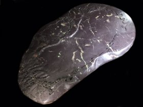 旧藏端石坑仔料 茶盘:苍松拜月 随形而琢,石质温润如玉,手感嫩滑,制作精美,工艺细腻,线条质感优美,底部工整平宽,收藏赏用俱佳! 尺寸:长128cm宽75cm高5.8cm