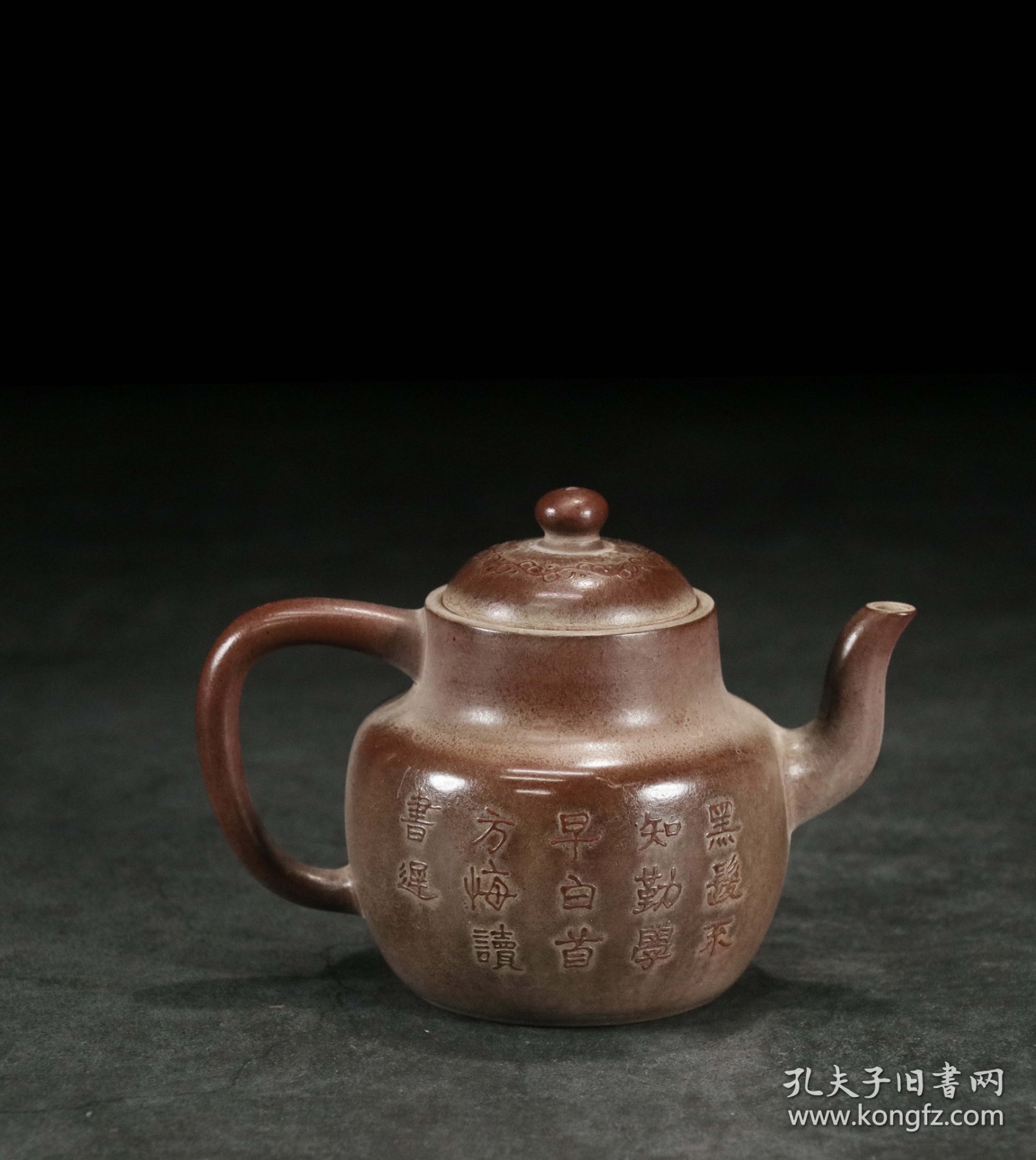 【古珍玩藏】.【歷代壺藝】 【泥绘文宫灯壶】【华香国宝】 【规格】长14.2cm，宽9cm，高10cm 【简述】此壶做工非常精致，壶身泥绘刻工，嘴姿湾流，内独孔出水。整壶包浆老辣，线条流畅，用料讲究，是一把非常漂亮的紫砂壶，值得收藏。