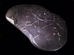 旧藏端石坑仔料 茶盘:苍松拜月 随形而琢,石质温润如玉,手感嫩滑,制作精美,工艺细腻,线条质感优美,底部工整平宽,收藏赏用俱佳! 尺寸:长128cm宽75cm高5.8cm