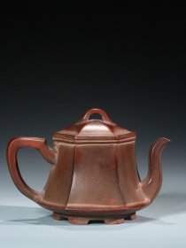 【古珍玩藏】·【歷代壺藝】·【珍藏級別】 【六方壶】 【款识】金士恒 【尺寸】长15cm，宽9.8cm，高10cm 【简述】金士恒，宜兴制壶高手，中国向日本教授宜兴紫砂陶“拍打镶接”技艺的是金士恒，他被日本誉为“陶业祖师”。据著名考古学家、南京博物院原副院长宋伯胤考证，金士恒是“安徽铜山县人”“安徽徐州铜山县人”。