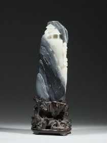 和田玉青花籽料山子摆件 尺寸:长10.1cm,宽5cm,高15.2cm,总高19.5cm,重1030g