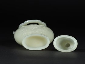 和田玉连年有余（鱼）双耳提梁瓶 规格：长7.7cm宽4.3cm高17.5cm重166g