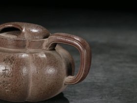【古珍玩藏】.【歷代壺藝】 【霍应绍】【镂空牛盖壶】 【尺寸】长16.2cm，宽10.5cm，高7.7cm 【简述】瞿子冶，名应绍，初号月壶，后改瞿甫，字子冶，又号老冶、陛春，善鉴别金石文字、收藏古器物，工诗词、尺牍、书画、篆刻、鉴古，善兰竹，有“诗书画三绝”之称。最善画竹。“子冶石瓢”是他的代表作，为曼生之后文人壶代表。