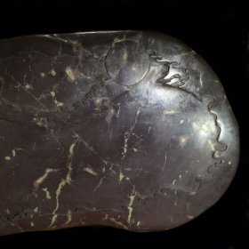 旧藏端石坑仔料 茶盘:苍松拜月 随形而琢,石质温润如玉,手感嫩滑,制作精美,工艺细腻,线条质感优美,底部工整平宽,收藏赏用俱佳! 尺寸:长128cm宽75cm高5.8cm