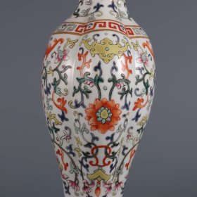 清嘉庆年制粉彩西番莲纹福在眼前贯耳海棠瓶 尺寸:高度23㎝口径5.5㎝