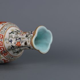 清嘉庆年制粉彩西番莲纹福在眼前贯耳海棠瓶 尺寸:高度23㎝口径5.5㎝