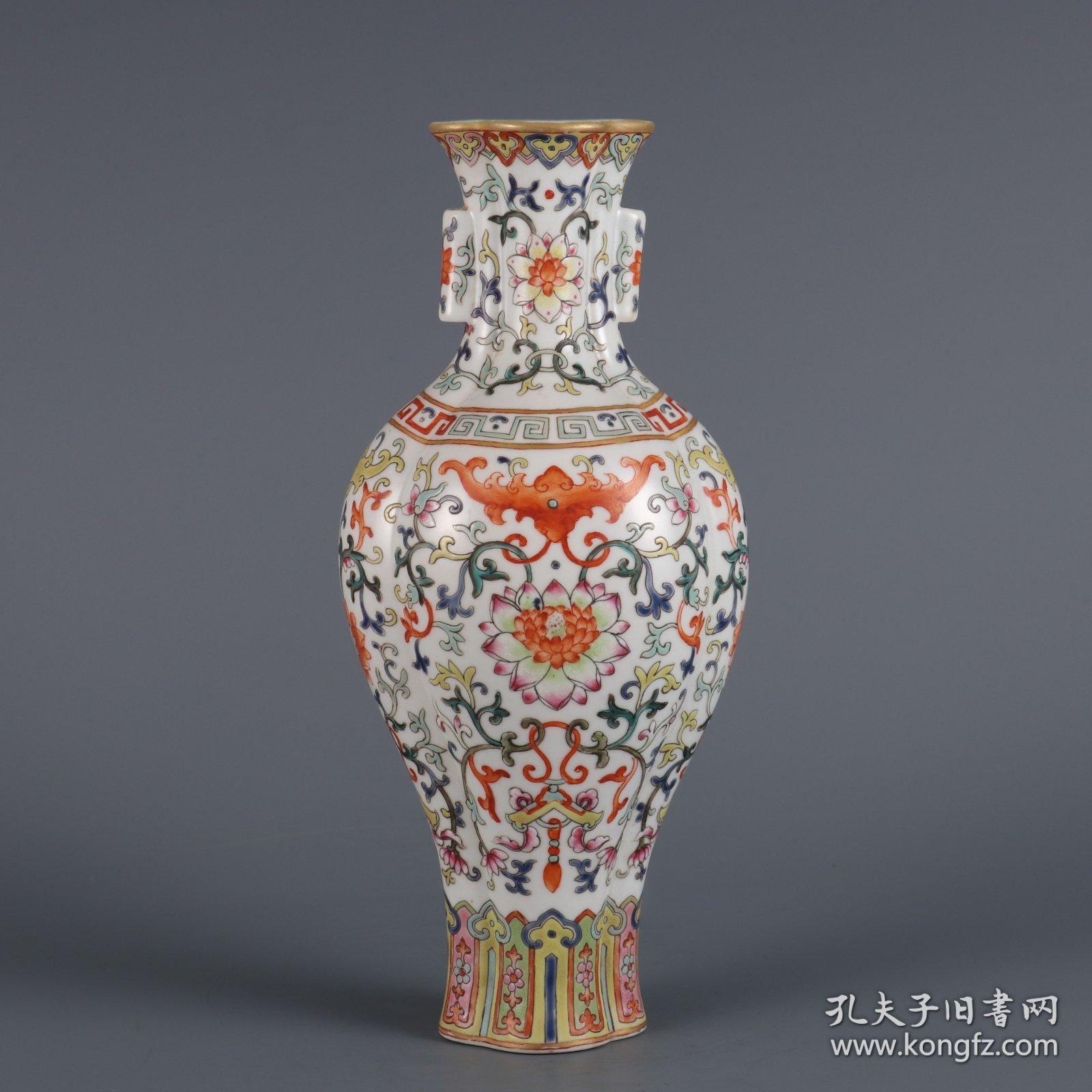 清嘉庆年制粉彩西番莲纹福在眼前贯耳海棠瓶 尺寸:高度23㎝口径5.5㎝