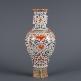 清嘉庆年制粉彩西番莲纹福在眼前贯耳海棠瓶 尺寸:高度23㎝口径5.5㎝