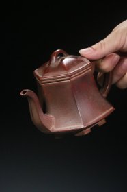 【古珍玩藏】·【歷代壺藝】·【珍藏級別】 【六方壶】 【款识】金士恒 【尺寸】长15cm，宽9.8cm，高10cm 【简述】金士恒，宜兴制壶高手，中国向日本教授宜兴紫砂陶“拍打镶接”技艺的是金士恒，他被日本誉为“陶业祖师”。据著名考古学家、南京博物院原副院长宋伯胤考证，金士恒是“安徽铜山县人”“安徽徐州铜山县人”。