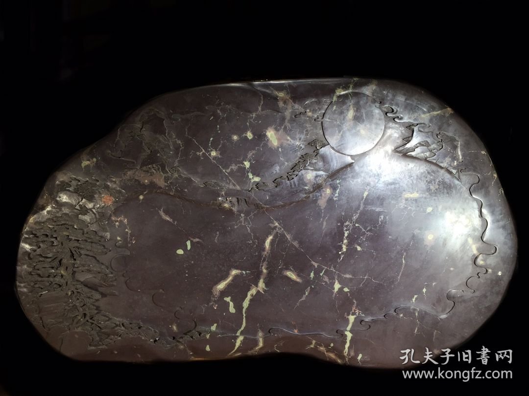 旧藏端石坑仔料 茶盘：苍松拜月 随形而琢，石质温润如玉，手感嫩滑，制作精美，工艺细腻，线条质感优美，底部工整平宽，收藏赏用俱佳！ 尺寸：长128cm宽75cm高5.8cm
