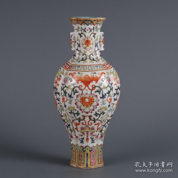 清嘉庆年制粉彩西番莲纹福在眼前贯耳海棠瓶 尺寸:高度23㎝口径5.5㎝