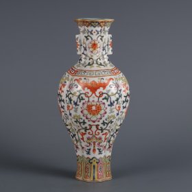 清嘉庆年制粉彩西番莲纹福在眼前贯耳海棠瓶 尺寸:高度23㎝口径5.5㎝