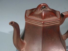 【古珍玩藏】·【歷代壺藝】·【珍藏級別】 【六方壶】 【款识】金士恒 【尺寸】长15cm，宽9.8cm，高10cm 【简述】金士恒，宜兴制壶高手，中国向日本教授宜兴紫砂陶“拍打镶接”技艺的是金士恒，他被日本誉为“陶业祖师”。据著名考古学家、南京博物院原副院长宋伯胤考证，金士恒是“安徽铜山县人”“安徽徐州铜山县人”。