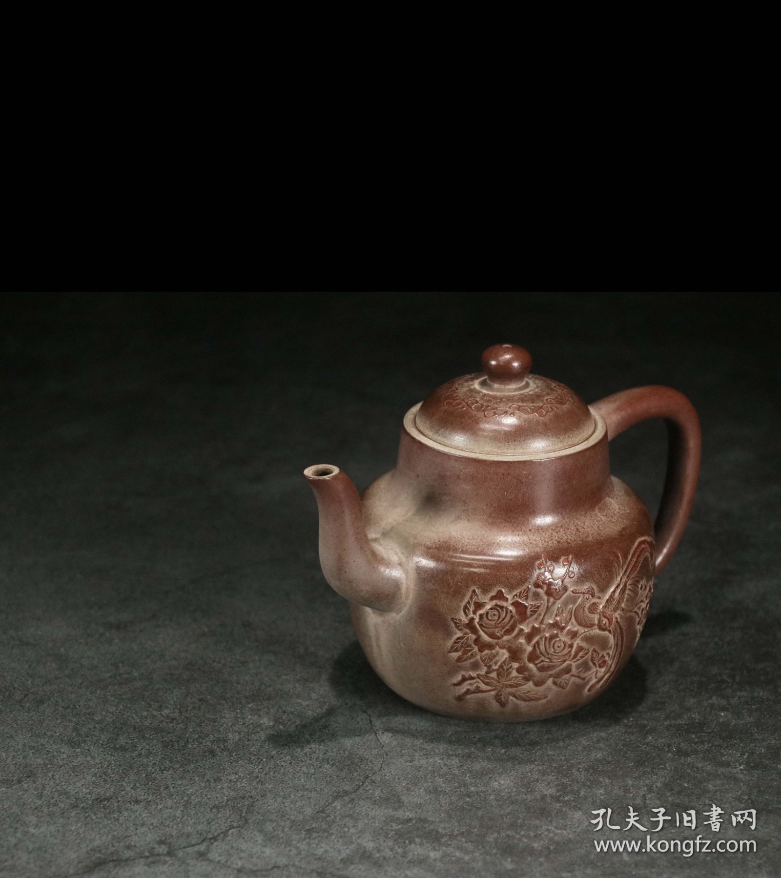 【古珍玩藏】.【歷代壺藝】 【泥绘文宫灯壶】【华香国宝】 【规格】长14.2cm，宽9cm，高10cm 【简述】此壶做工非常精致，壶身泥绘刻工，嘴姿湾流，内独孔出水。整壶包浆老辣，线条流畅，用料讲究，是一把非常漂亮的紫砂壶，值得收藏。