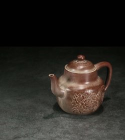 【古珍玩藏】.【歷代壺藝】 【泥绘文宫灯壶】【华香国宝】 【规格】长14.2cm，宽9cm，高10cm 【简述】此壶做工非常精致，壶身泥绘刻工，嘴姿湾流，内独孔出水。整壶包浆老辣，线条流畅，用料讲究，是一把非常漂亮的紫砂壶，值得收藏。