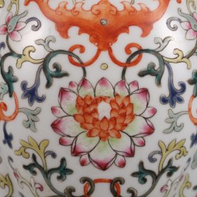 清嘉庆年制粉彩西番莲纹福在眼前贯耳海棠瓶 尺寸:高度23㎝口径5.5㎝