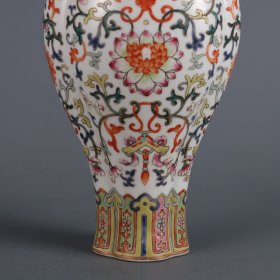 清嘉庆年制粉彩西番莲纹福在眼前贯耳海棠瓶 尺寸:高度23㎝口径5.5㎝