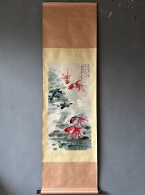 汪亚尘 立轴 金鱼
【宝贝尺寸】210x60厘米
【宝贝画芯】96x48厘米