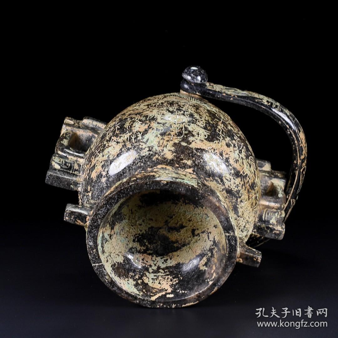 旧藏，旧藏和田玉，品质上佳，形态古朴自然，造型别致，古朴精美，玉质细腻，包浆油润，沁色十足。重量：1814克，高20厘米，宽19厘米，厚15厘米