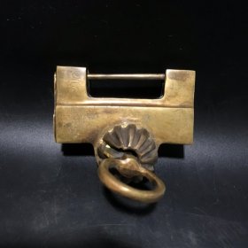 旧藏：老铜转锁，工艺美观，品相完整1
尺寸长，8.5x7.5x3cm，重量297克，