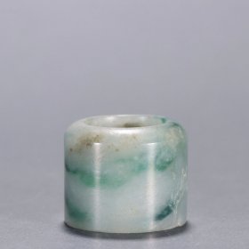 清代 翡翠刻梅花纹扳指
