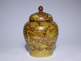 大明嘉靖年制 黄上红釉云龙纹盖罐。