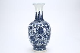 大清乾隆年制款 青花花卉芭蕉叶纹赏瓶。