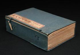 【历代画史汇传】1函12册全，清代彭蕴灿撰，采用史书、方志、画史、文集、笔记等前人著作达一千多种，收录黄帝至道光间画家共一千五百多人评传，历代画史的画传的重要著作之一。白纸精印，上海锦章图书局