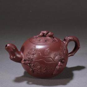 旧藏 紫砂堆蚕食图纹茶壶。