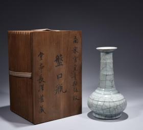 回流.南宋官窑青釉弦纹盘口瓶